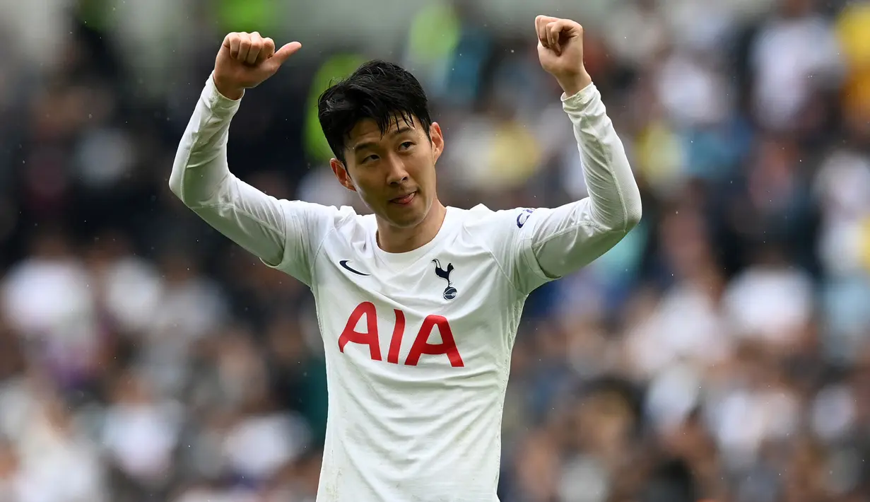 Son Heung-min. Sayap kiri asal Korea Selatan berusia 29 tahun ini menjadi rekrutan termahal Tottenham Hotspur dari Liga Jerman hingga sejauh ini. Ia didatangkan dari Bayer Leverkusen pada awal musim 2015/2016 dengan nilai transfer 30 juta euro atau kini setara Rp471,3 miliar. Hingga kini ia telah 7 musim membela Spurs dan total tampil dalam 324 laga di semua ajang dengan torehan 131 gol dan 73 assist. (AFP/Glyn Kirk)