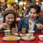 ilustrasi laki-laki perempuan makan/Twinsterphoto/Shutterstock