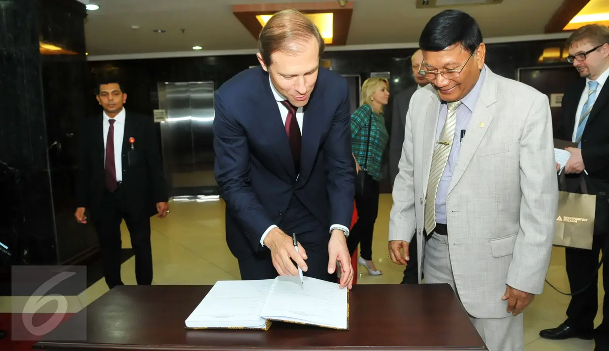 Menteri Perindustrian dan Perdagangan Rusia Denis Manturov mengisi buku tamu yang ada di kantor DPD RI Jakarta, Jumat (8/1). Sebelumnya Denis Manturov telah melakukan pertemuan dengan Presiden Jokowi. (Liputan6.com/Faisal R Syam)