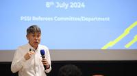 Wakil ketua Komite Wasit PSSI, Yoshimi Ogawa dalam Refereeing Workshop for Media di GBK Arena Jakarta, Senin (8/7/2024). (Bola.com/Abdul Aziz)