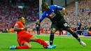 Bek Liverpool Nathaniel Clyne berebut bola dengan Gelandang Bournemouth Max Gradel di Anfield stadium, Liverpool, Inggris, Senin (17/8/2015). Gol Benteke jadi satu – satunya gol bagi kemenangan Liverpool. (Reuters/Darren Staples)