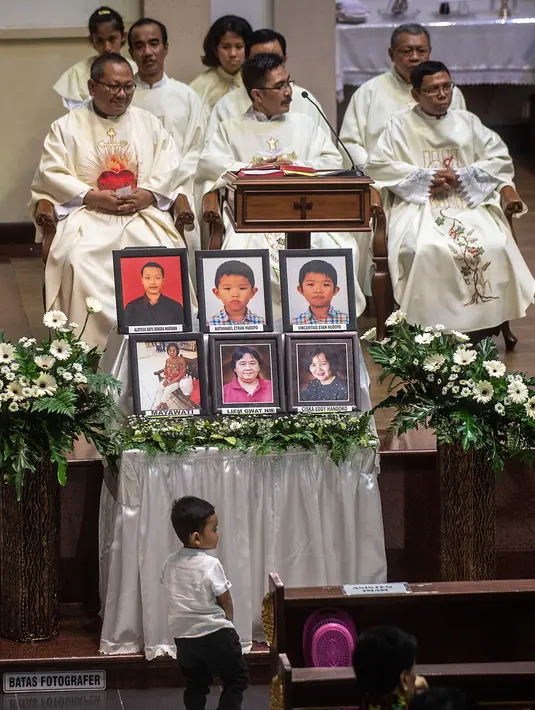 Umat katolik melaksanakan misa peringatan setahun tragedi bom gereja Surabaya di Gereja Katolik Santa Maria Tak Bercela, Surabaya, Jawa Timur, Senin (13/5/2019). Pada peringatan tersebut digelar juga doa lintas agama yang dihadiri sejumlah pemuka agama. (Juni Kriswanto/AFP)