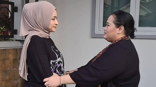 Nathalie Holscher dan Mbak You. (Foto: Instagram @mbakyou17)