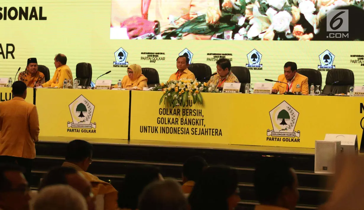 Ketum Partai Golkar, Airlangga Hartanto (kedua kanan) dan Ketua penyelenggara Rapimnas dan Munaslub Golkar, Nurdin Halid (kanan) saat memimpin sidang paripurna munaslub Partai Golkar di Senayan, Jakarta ,Selasa (19/12). (Liputan6.com/Angga Yuniar)
