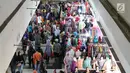 Sejumlah calon pembeli memilih pakaian di Pasar Tanah Abang, Jakarta, Minggu (18/6). Jelang Lebaran, pusat tekstil tersebut dipenuhi pengunjung yang mencari busana muslim untuk hari raya Lebaran. (Liputan6.com/Immanuel Antonius)