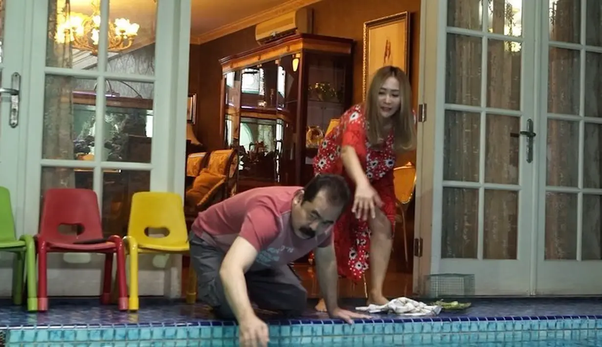 Tidak hanya memasak, Inul Daratista juga kerap membuat konten Tiktok bersama sang suami, Adam Suseno. Konten-konten tersebut juga pastinya mengundang tawa bagi yang melihatnya. (Instagram/inul.d)