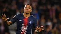 Striker PSG, Kylian Mbappe, merayakan gol yang dicetaknya ke gawang Monaco pada laga Liga Prancis di Stadion Parc des Princes, Paris, Minggu (21/4). Mbappe dinobatkan jadi pemain terbaik Liga Prancis. (AFP/Franck Fife)