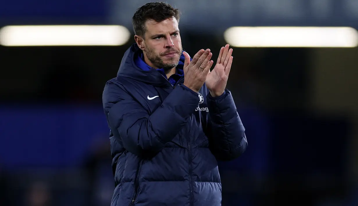Bek Chelsea, Cesar Azpilicueta memberi aplaus kepada para fans setelah berakhirnya laga Liga Inggris 2022/2023 menghadapi Brentford di Stamford Bridge, London (26/4/2023). Setelah 11 musim membela Chelsea sejak 2012/2013, Cesar Azpilicueta akhirnya tak memperpanjang kontraknya dan memilih pergi secara gratis menuju Atletico Madrid pada awal musim 2023/2024. Ia hanya dikontrak selama satu tahun hingga 30 Juni 2024. (AFP/Adrian Dennis)