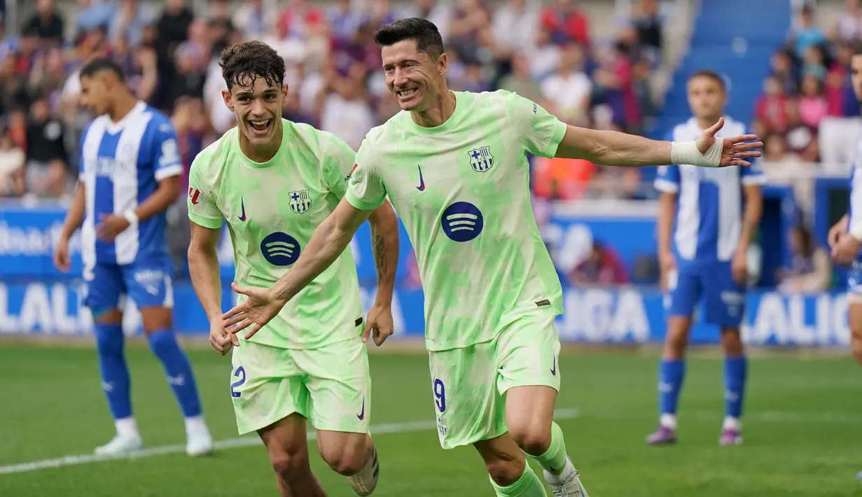 Robert Lewandowski menjadi bintang utama dengan mencetak hat-trick di babak pertama saat Barcelona membungkam Deportivo Alaves 3-0, Minggu (6/10/2024). (Cesar Manso/AFP)
