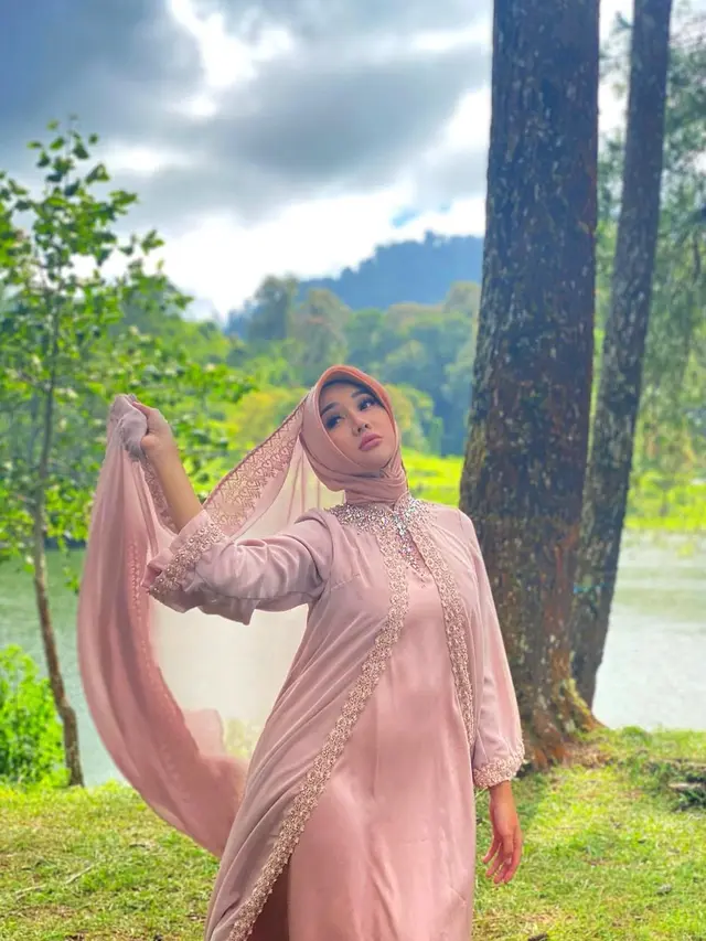 Rilis Single Religi, Ini 6 Potret Lucinta Luna Tampil Berhijab di Video Klip
