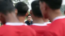 Ketua Umum PSSI, Erick Thohir, memberikan arahan kepada peserta seleksi pemain Timnas Indonesia U-17 di Persija Training Ground, Nirwana Park, Depok, Sabtu (22/7/2023). (Bola.com/Ikhwan Yanuar)