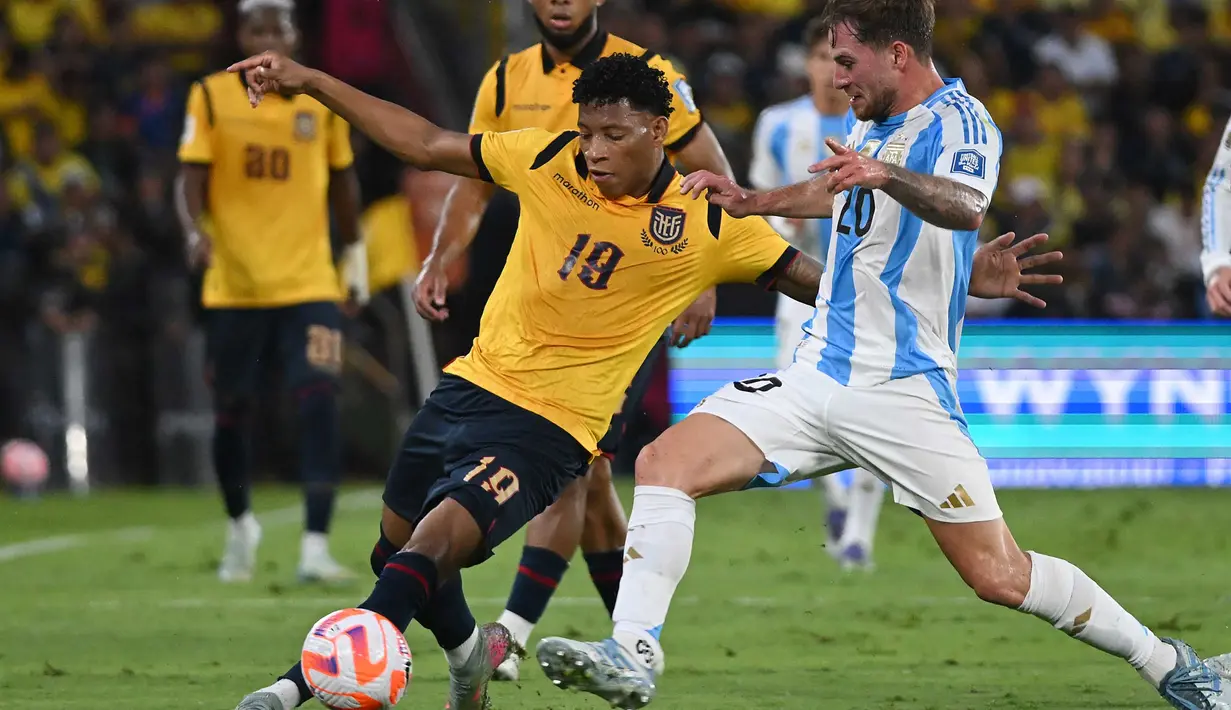 Permainan kedua timnas pun semakin terbuka. Hingga akhir pertandingan skor tidak berubah. (MARCOS PIN/AFP)