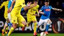 Pemain Napoli, Dries Mertens, berusaha melewati hadangan pemain Villarreal pada laga leg pertama 32 besar Liga Europa di Stadion Camp El Madrigal, Jumat (19/2/2016) dini hari WIB. (AFP/Jose Jordan)