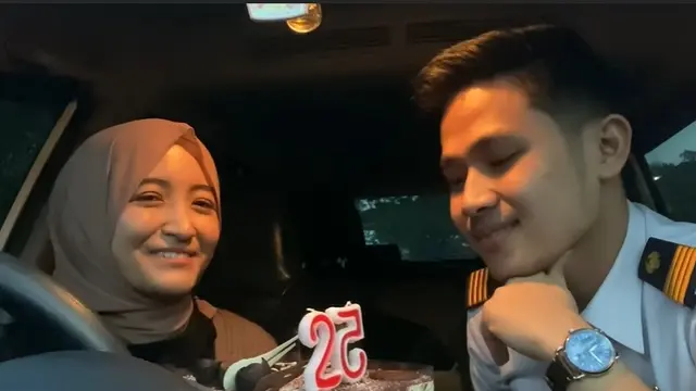 Punya Kekasih Masinis, Ini 6 Potret Mesra Arafah Rianti dan Jevi Santosa