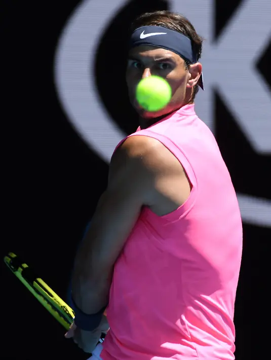 Petenis Rafael Nadal mengembalikan bola dari Hugo Dellien pada pertandingan tunggal putra putaran pertama kejuaraan tenis Australia Terbuka di Melbourne, Australia, Selasa (21/1/2020). Nadal mengalahkan Dellien dan melaju ke putaran kedua Australia Terbuka. (John DONEGAN/AFP)