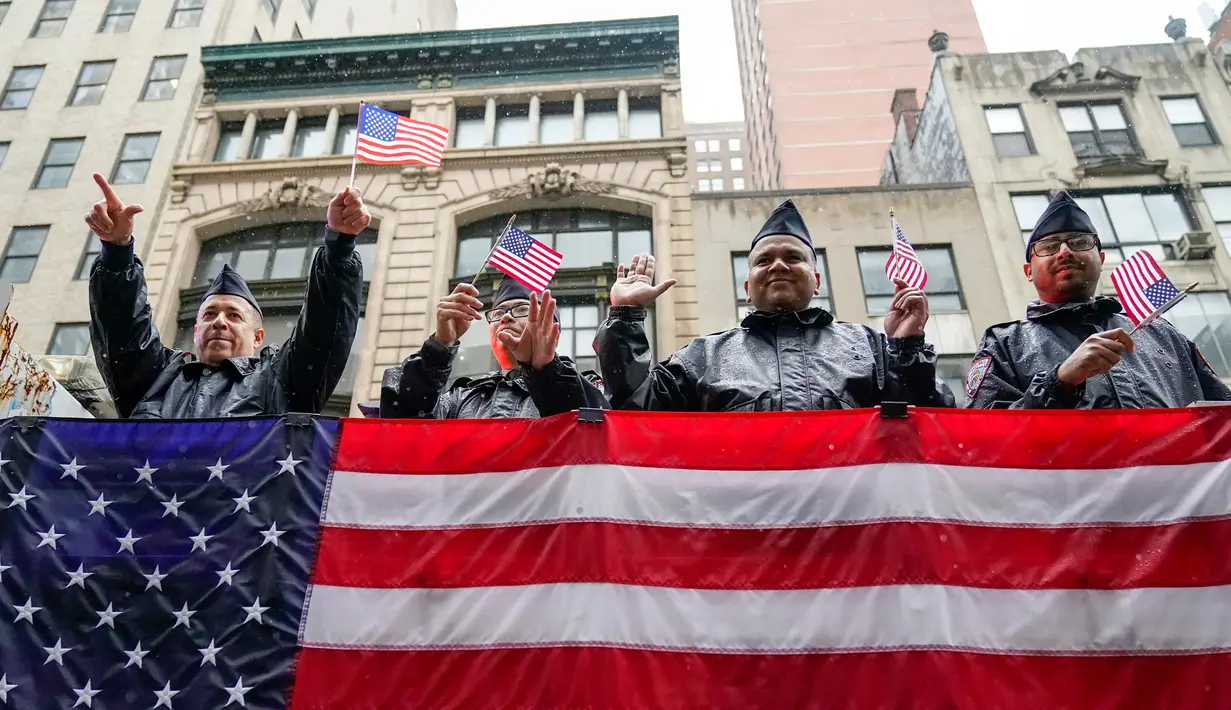 Peserta berbaris di Fifth Avenue saat parade Hari Veteran di New York, Amerika Serikat, 11 November 2022. (AP Photo/Mary Altaffer)