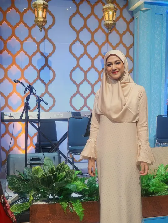 Selain modis dan hits, dengan model hijab seperti ini membuat Nina terlihat semakin adem. Kali ini, ia memakai hijab yang menutupi bagian dadanya. Santun banget kan? (Instagram/ninazatulini22)