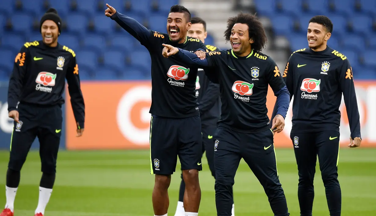 Pemain Brasil, Paulinho dan Marcelo, saat sesi latihan jelang laga persahabatan di Paris, Rabu (8/11/2017). Brasil akan berhadapan dengan Jepang. (AFP/Franck Fife)