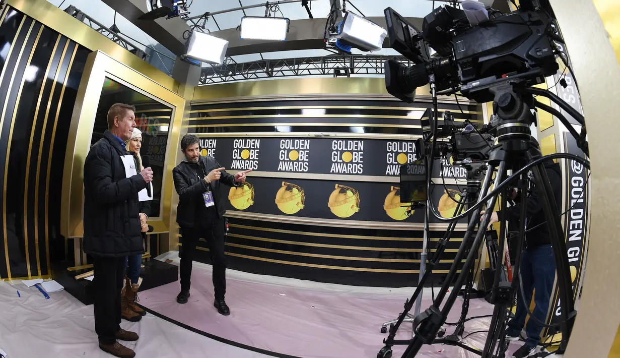 Pekerja dan staf berlatih di area karpet merah ajang Golden Globe Awards 2019 di The Beverly Hilton, Beverly Hills, California, Sabtu (5/1). Golden Globe Awards 2019 adalah ajang ke-76  yang akan digelar pada 6 Januari waktu setempat. (Mark RALSTON/AFP)