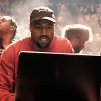 Sosok Kanye West memang terkenal dengan sifat arogannya didepan awak media. Dirinya memang tak suka mengumbar senyum ke hadapan kamera paparazi. (AFP/Bintang.com)
