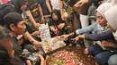 Kerabat dan keluarga menaburkan bunga di pemakaman Laila Sari  Tempat Pemakaman Umum (TPU) Karet Bivak, Jakarta, Selasa (21/11). Laila Sari meninggal dunia saat pulang syuting, di usai 82 tahun. (Liputan6.com/Herman Zakharia)