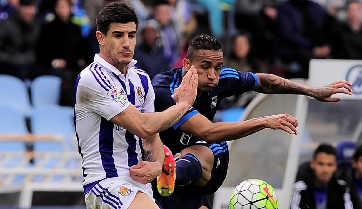 Pemain Real Madrid, Danilo Luiz Da Silva, menendang bola ke arah gawang Real Sociedad dalam laga La Liga Spanyol di Stadion Anoeta, Sabtu (30/4/2016) malam WIB. (AFP/Ander Gillenea)