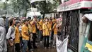 Massa dari kader dan simpatisan Partai Hanura menyampaikan orasi di depan kantor KPU RI, Jakarta, Senin (21/1). Mereka menuntut dimasukkannya nama Oesman Sapta Odang (OSO) dalam daftar calon tetap (DCT) anggota DPD RI 2019. (Liputan6.com/Faizal Fanani)