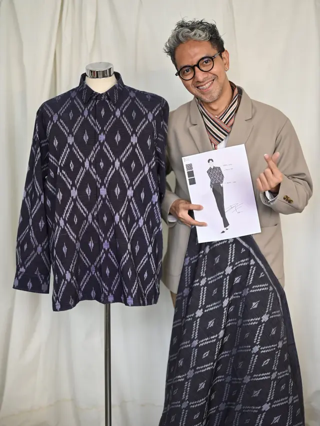 Potret Song Kang Kenakan Kemeja Tenun Bikin Geger, Ternyata Rancangan Didiet Maulana