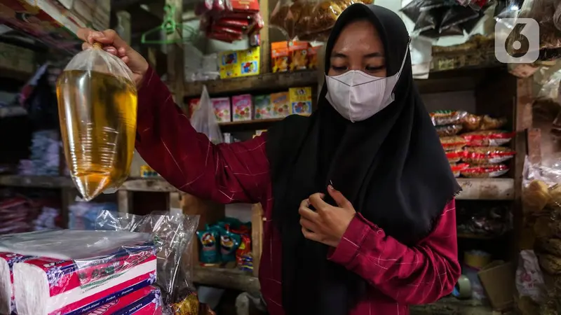 Salah seorang penjual minyak goreng curah di pasar tradisional (Arfandi/Liputan6.com)