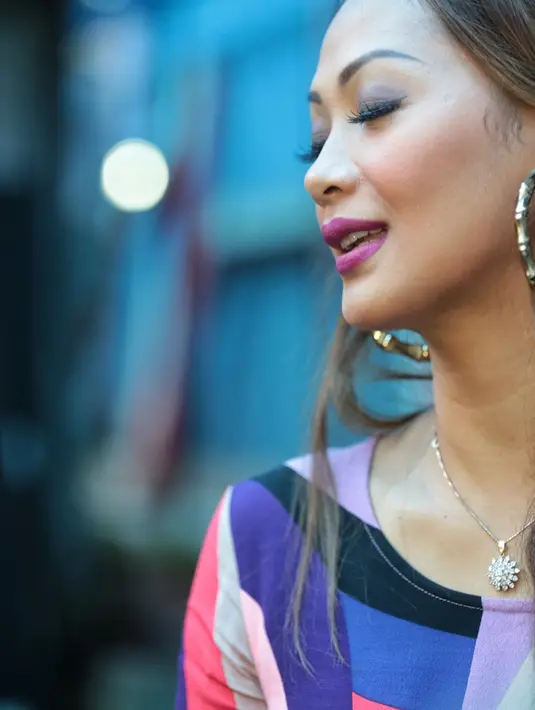 Menjalani diet ketat sangat dirasakan menyiksa bagi Indah. Apalagi, banyak koleksi baju dan celana yang tidak muat lagi lantaran badannya yang mekar tersebut. (Adrian Putra/Bintang.com)