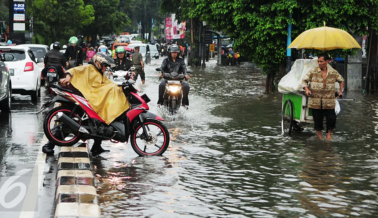 Pengendara motor terpaksa memutar arah dan melintas di pembatas jalan akibat banjir di kawasan Kemang, Jakarta, Selasa (4/10). Hujan deras yang mengguyur Jakarta kembali menyebabkan kawasan Kemang tergenang air setinggi 40 cm (Liputan6.com/Gempur M Surya)