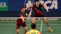 Lee Yong-dae/Yoo Yeon-seong saat mengalahkan Pasangan China, Chai Biao/Hong Wei   dengan skor 13-21, 21-13, dan 21-16 pada partai final yang berlangsung di Istora Senayan, Jakarta, Minggu (5/6/2016). (Bola.com/Nickas Hanoatubun)