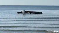 Puing pesawat yang jatuh dan menewaskan polisi Thailand di laut lepas pantai Provinsi Prachuap Khiri Khan pada 25 April 2025. (Selebaran melalui AFP/Kepolisian Kerajaan Thailand)