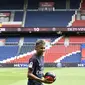 Bintang Brasil, Neymar, melempar senyum saat diperkenalkan sebagai pemain baru PSG di Stadion Parc des Princes, Paris, Jumat (4/8/2017). Neymar didatangkan dari Barcelona dengan harga 222 juta euro. (AFP/Philippe Lopez)