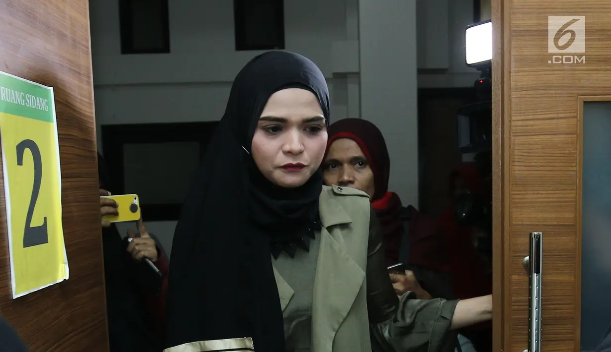 Rosmanizar memasuki ruang sidang Pengadilan Agama Jakarta Timur, Kamis (16/8). Rosmanizar menghadiri sidang cerai perdana tanpa kehadiran Enji dengan agenda mediasi. (Liputan6.com/Herman Zakharia)