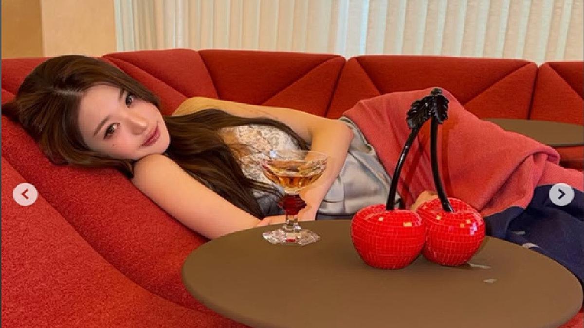 Wonyoung IVE Pose Santai di Rumah Mewahnya, Sofa Modular Curi Atensi