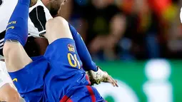 Ketika mendarat, kepala Messi menghantam tanah terlebih dulu dalam perempat final leg kedua Liga Champions 2017 di Camp Nou, Spanyol, Rabu (19/4). Suasana sempat mencekam karena Messi tak kunjung bangkit. (AP Photo/ Manu Fernandez)