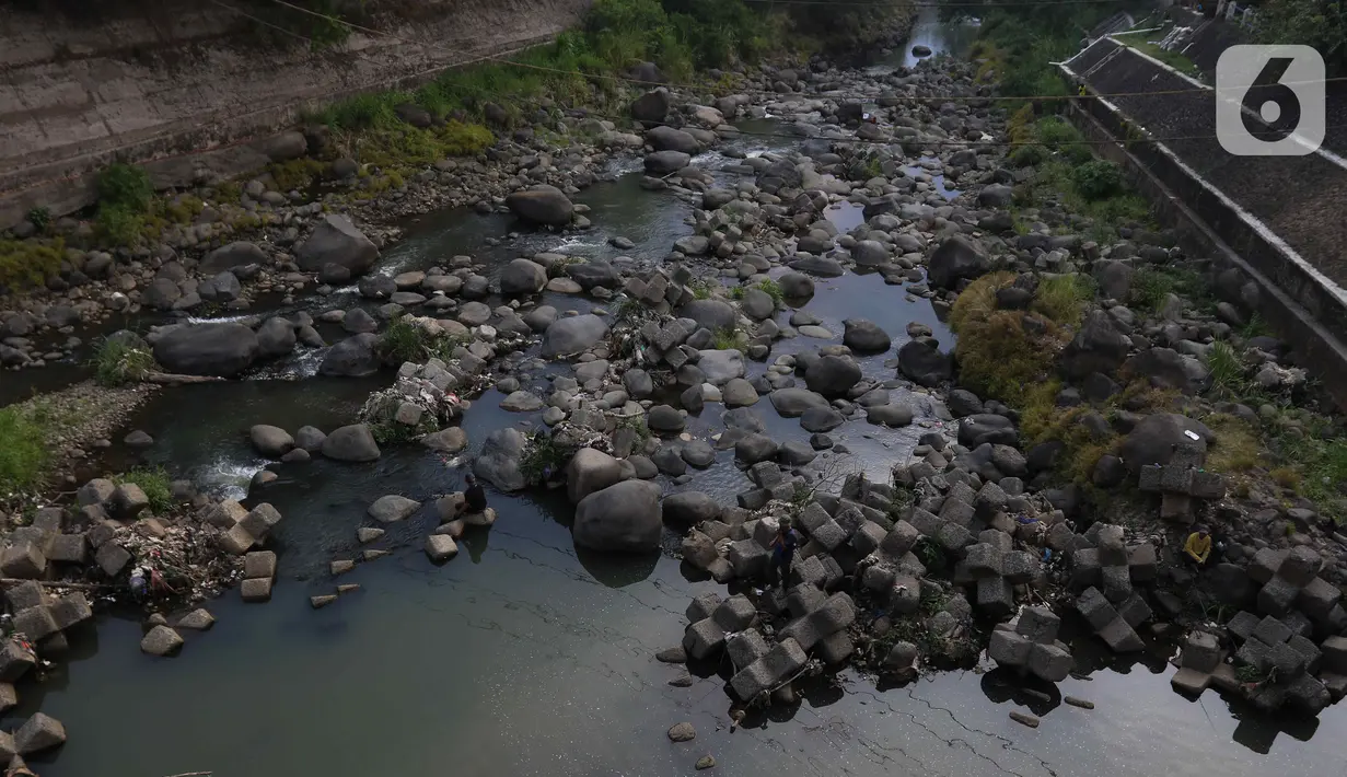 Debit air sungai Ciliwung di Bendung Katulampa mengalami penyusutan dengan tinggi muka air (TMA) hanya nol centimeter karena kawasan hulu atau puncak, Kabupaten Bogor, tidak mengalami hujan deras sejak bulan Juni. (Liputan6.com/Herman Zakharia)