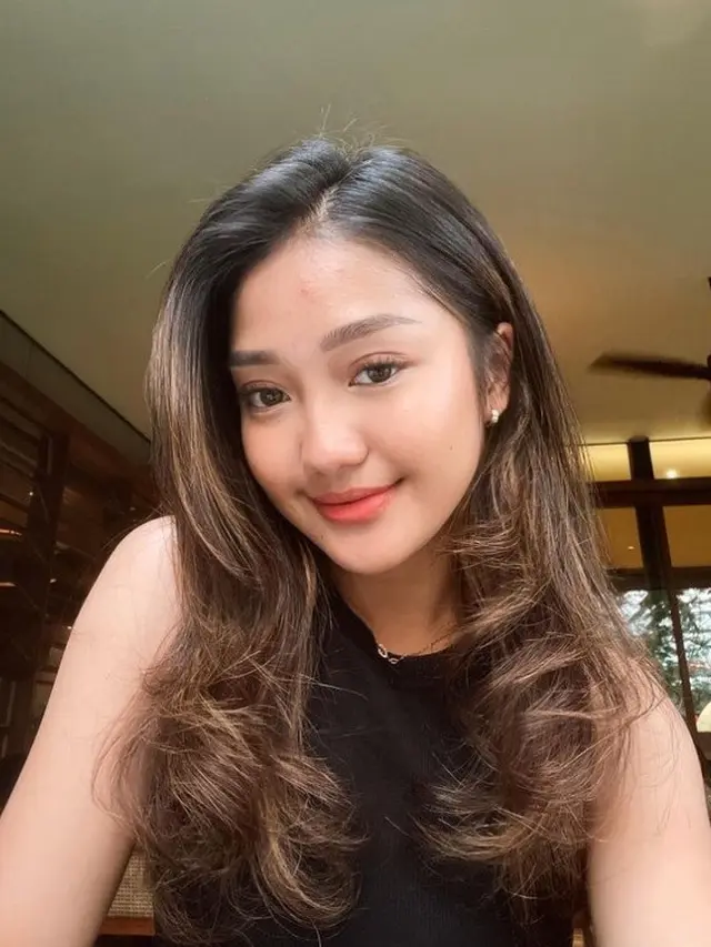 Potret Chandrika Chika tersenyum (Sumber: Instagram/chndrika_)