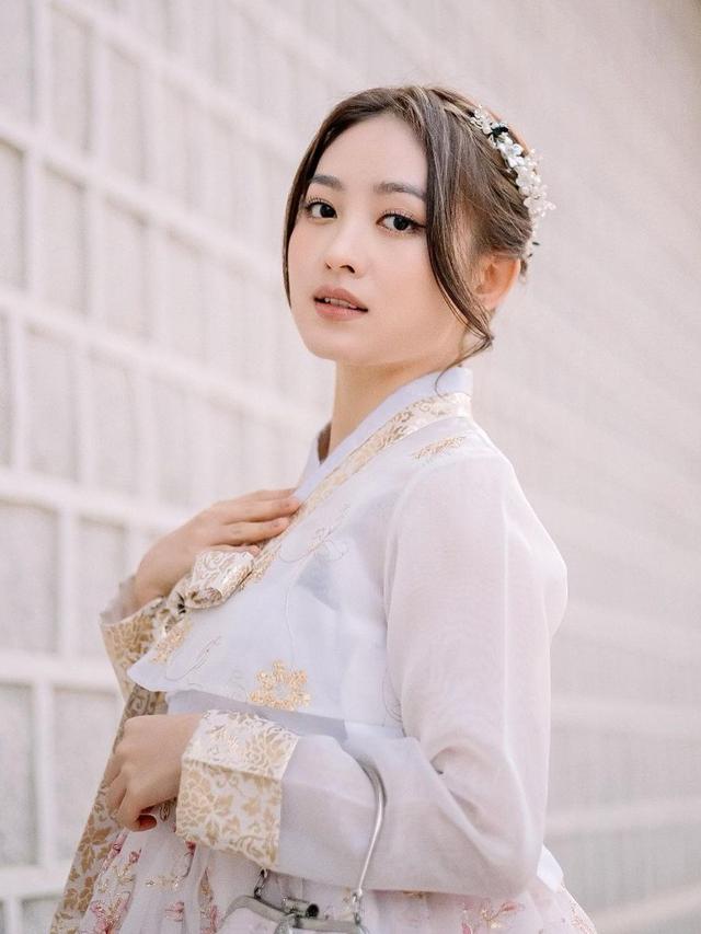 7 Pemotretan Natasha Wilona dan Bundanya yang Tampil Kompak Pakai Hanbok