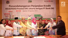 Direktur Kredit UMK & Usaha Syariah Bank DKI Babay Parid Wazdi (keempat kanan), Kadis Kesehatan DKI Jakarta Widyastuti dan 6 perwakilan RSUD DKI usai penandatanganan Persetujuan Kredit Modal Kerja Pinjaman Tetap Berjangka senilai Rp93 miliar di Jakarta, Jumat (30/8/2019). (Liputan6.com/HO/Budi)