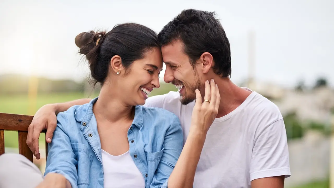 pasangan cinta bahagia