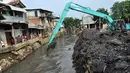 Upaya normalisasi kali Mampang terus dilakukan, salah satunya dengan pengerukan dan pendalaman, (19/8/2014). (Liputan6.com/Miftahul Hayat)