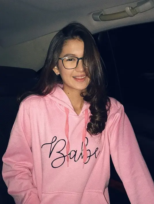 Walaupun tanpa riasan wajah dan hanya memakai hoodie, Zoe tetap dipuji cantik oleh penggemarnya. Aktris yang banyak disebut-sebut mirip Irish Bella ini punya gaya nerdy saat pakai kacamata. (Liputan6.com/IG/@zoeabbasjackson)