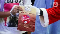 Menyambut libur Natal 2023 dan Tahun Baru 2024, KCIC membagikan bingkisan kepada penumpang. (Liputan6.com/Herman Zakharia)