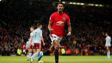 Pemain Manchester United Marcus Rashford berselebrasi usai mencetak gol ke gawang Aston Villa pada pertandingan Liga Inggris di Old Trafford, Manchester, Inggris, Minggu (1/12/2019).  Skor berakhir 2-2. (Martin Rickett/PA via AP)