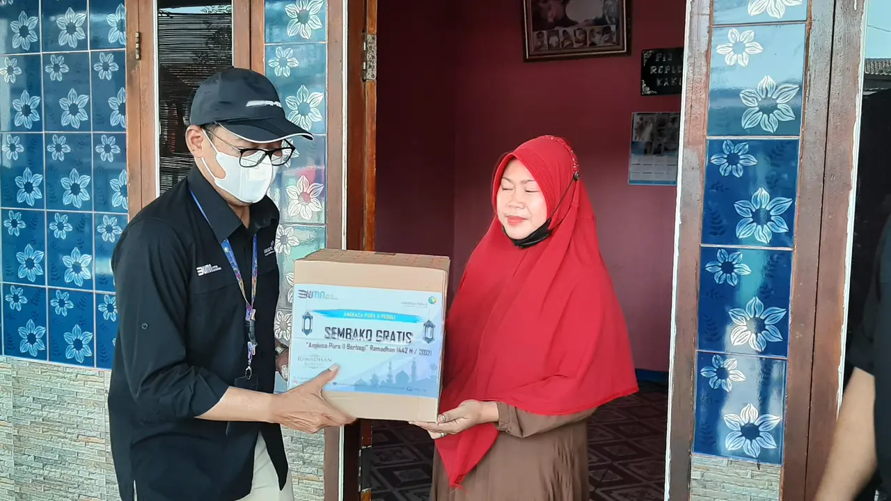 PT Angkasa Pura II memberi ratusan paket sembako bagi warga di sekitar Bandara Internasional Soekarno Hatta yang tidak mudik