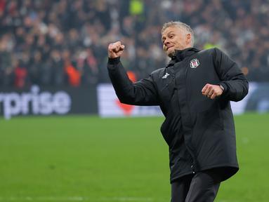 Pelatih Besiktas, Ole Gunnar Solskjaer, merayakan kemenangan atas Athletic Bilbao pada matchday ke-7 Liga Europa di Stadion Tupras pada Rabu (22/1/2025) malam WIB. (AP Photo)