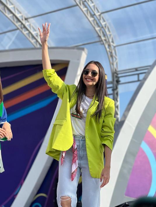 Namun, ada yang sedikit berbeda dengan penampilannya kali ini. Gaya ibu tiga anak itu terlihat lebih fresh dan awet muda. Dengan outfit warna cerah dan kacamata hitam, tak sedikit yang menyebut Ririn tampak seperti bintang K-pop. Senyumnya manisnya juga semakin memancarkan aura kecantikan. (Liputan6.com/IG/@ririndwiariyanti)