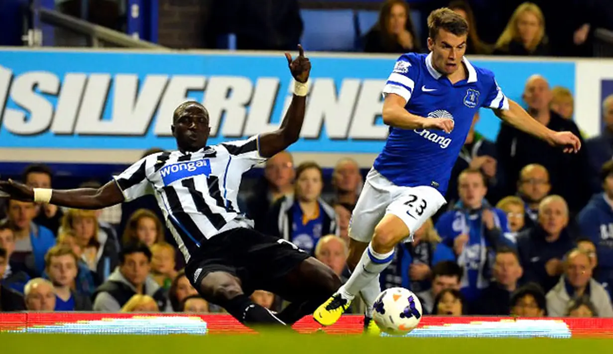 Cheick Tiote duel dengan Seamus Coleman pada pertandingan Liga Premier Inggris antara Everton vs Newcastle United di Goodison Park, Liverpool (30/09/2013). (AFP/Paul Ellis)